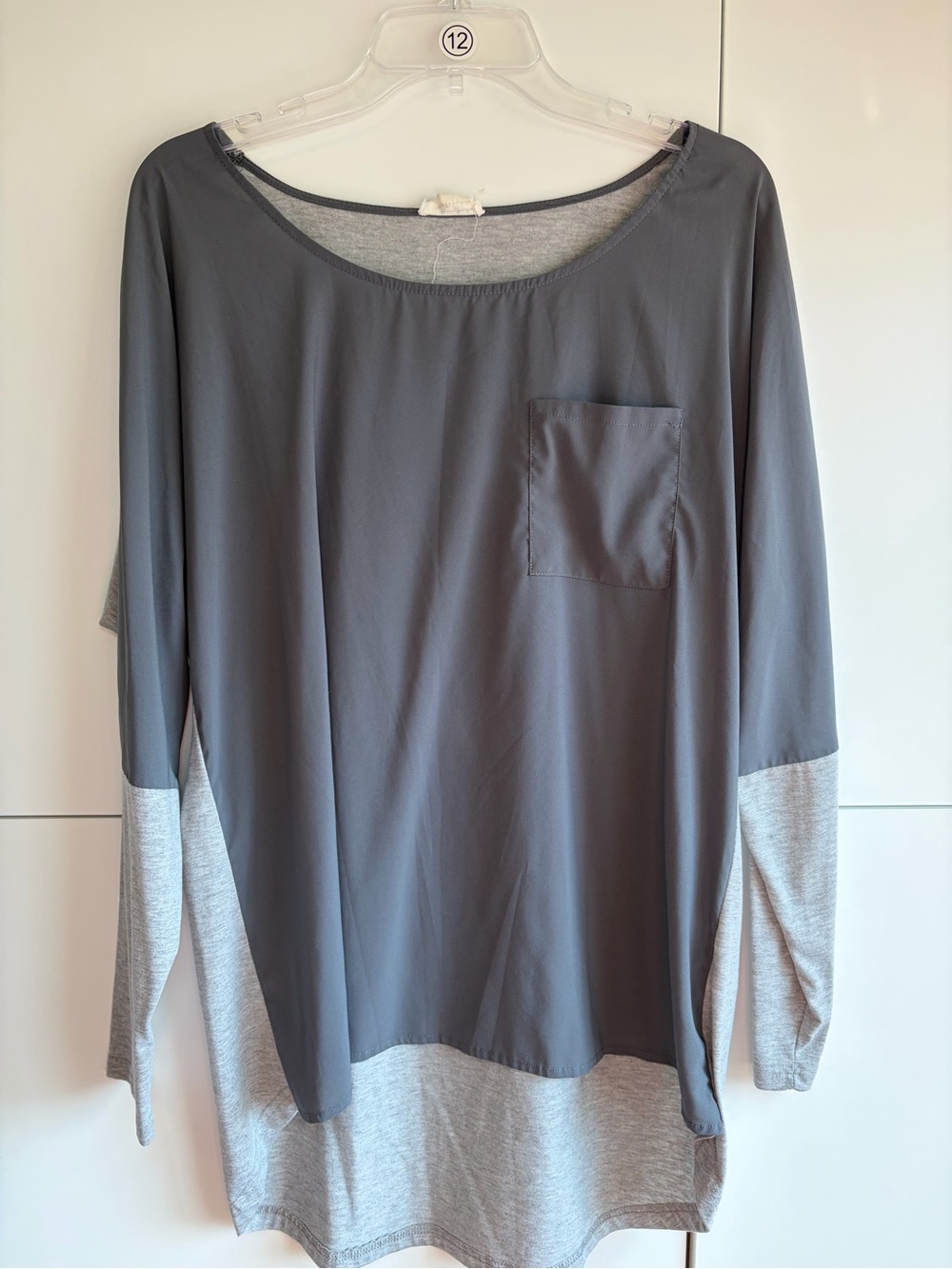 Love Riche Women’s Two-Tone Gray Long Sleeve Pocket Top Size large